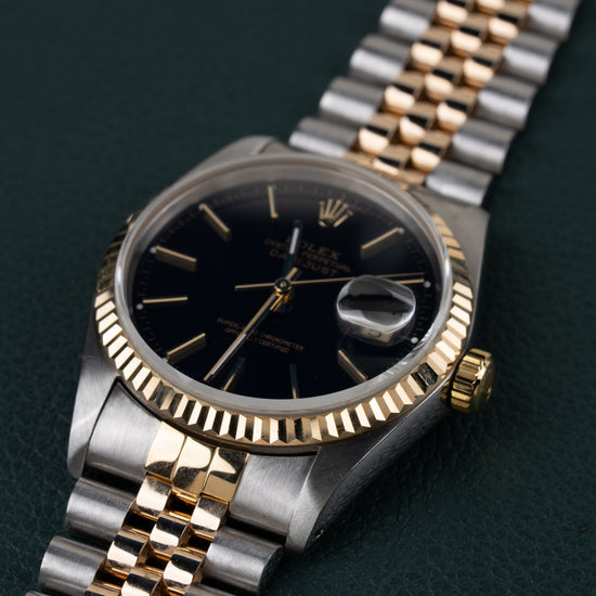 Rolex Datejust 16233 Black Dial 1991 - Frontaal aanzicht onder een hoek met de kroon rechts en de jubilee-band schuin naar boven