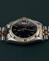 Rolex Datejust 16233 Black Dial 1991 - Frontaal aanzicht met de kroon bovenaan de kast en de wijzerplaat recht in beeld