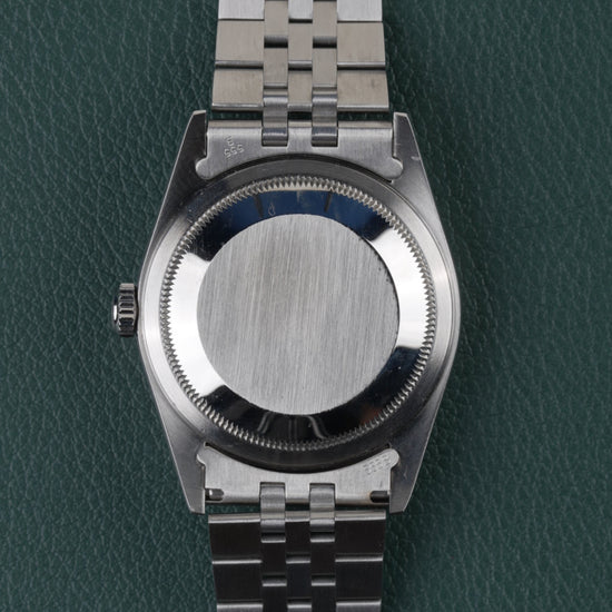 Rolex Datejust 16234 Blue Dial 1991 - Achterkant van de kast recht van boven met de gladde stalen caseback
