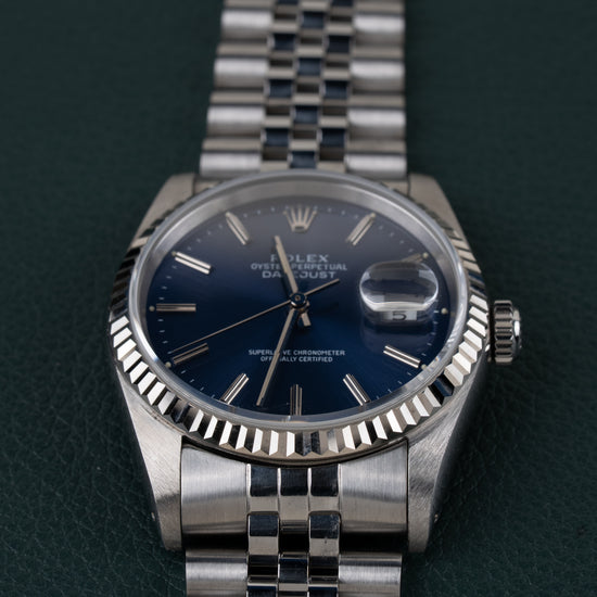 Rolex Datejust 16234 Blue Dial 1991 - Frontaal aanzicht met de kroon rechts en de jubilee-band recht naar boven