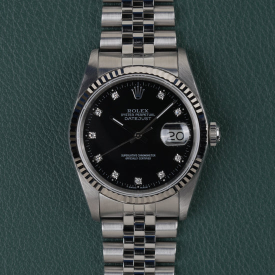 Rolex Datejust 16234 Black Diamond Dial 1994 - Volledig horloge recht van boven met zwarte wijzerplaat met diamanten uurmarkeringen, gefacetteerde stalen bezel en jubilee-band