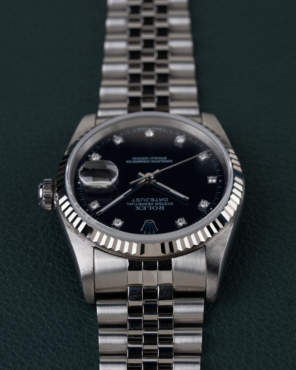 Rolex Datejust 16234 Black Diamond Dial 1994 - Frontaal aanzicht ondersteboven met de kroon links en de wijzerplaat recht in beeld