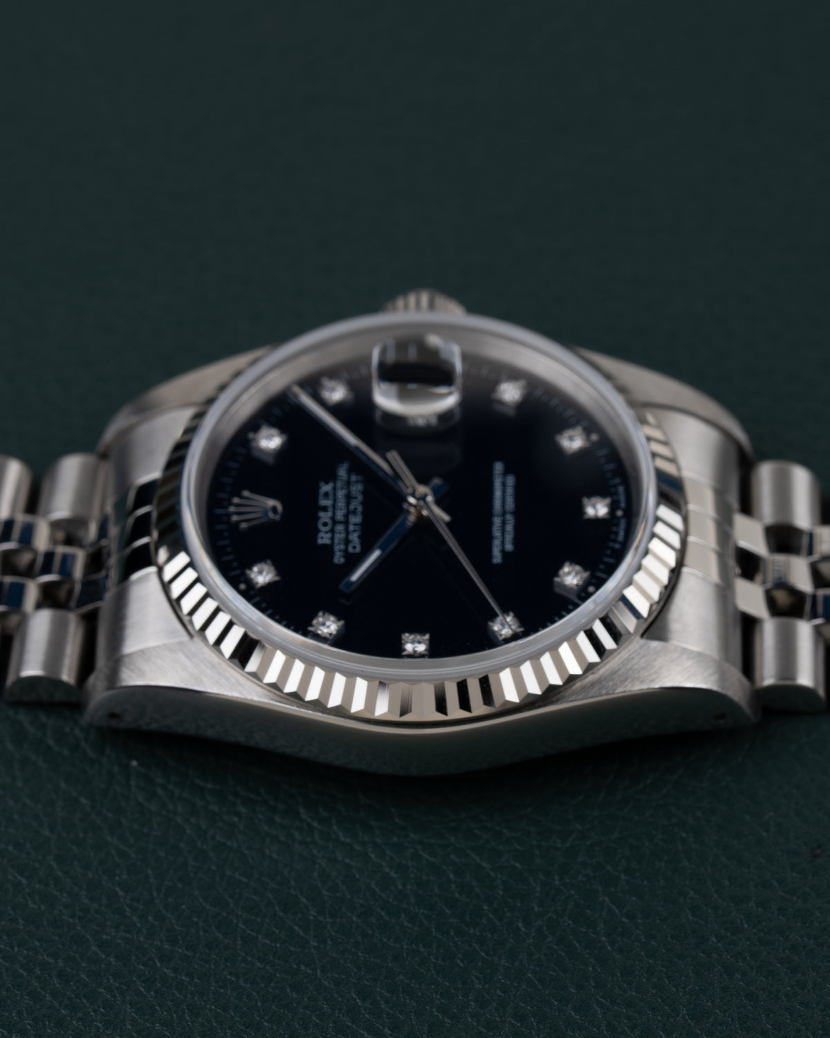 Rolex Datejust 16234 Black Diamond Dial 1994 - Frontaal aanzicht met de kroon bovenaan de kast en de wijzerplaat recht in beeld