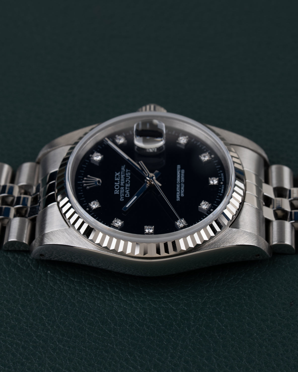 Rolex Datejust 16234 Black Diamond Dial 1994 - Frontaal aanzicht ondersteboven met de kroon bovenaan de kast, focus op de wijzerplaat