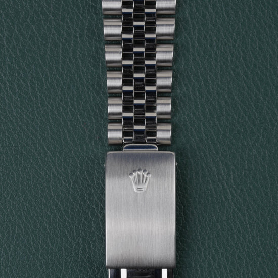 Rolex Datejust 16234 Black Diamond Dial 1994 - Close-up van de geopende vouwsluiting van de jubilee-band met het Rolex kroonlogo