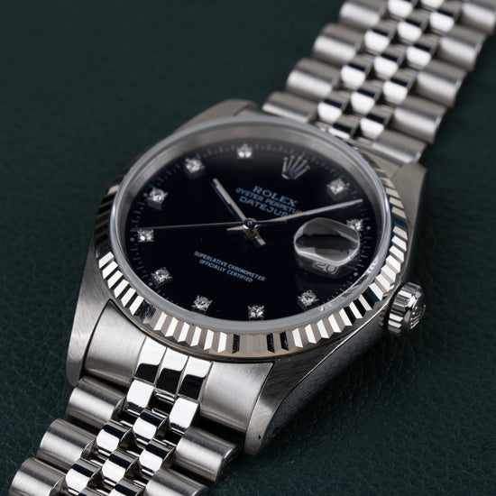 Rolex Datejust 16234 Black Diamond Dial 1994 - Frontaal aanzicht onder een hoek met de kroon rechts en de jubilee-band schuin naar boven