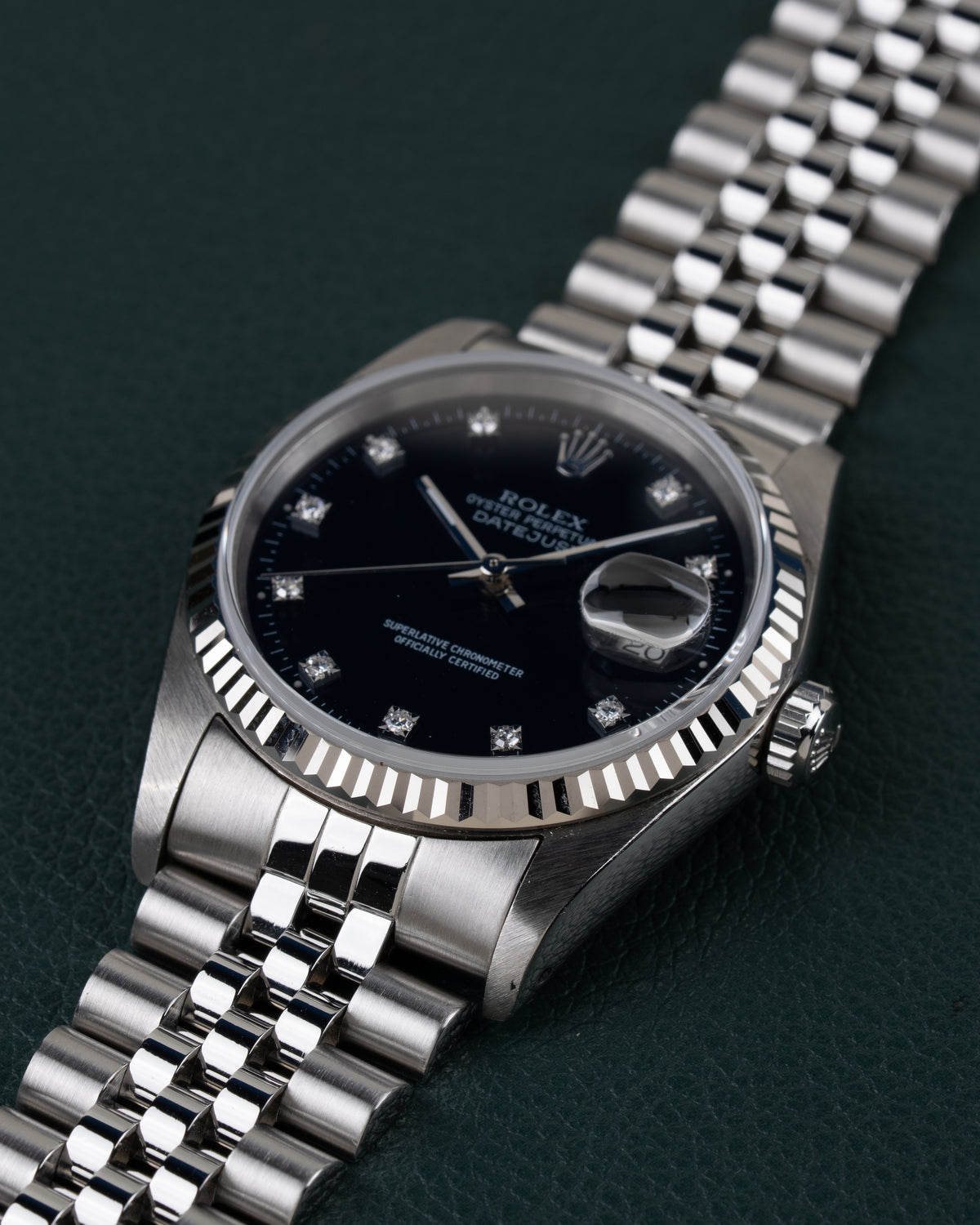 Rolex Datejust 16234 Black Diamond Dial 1994 - Frontaal aanzicht onder een hoek met de kroon rechts en de jubilee-band schuin naar boven