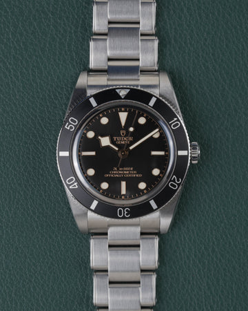 Tudor Black Bay 54 M79000N-0001 - Volledig horloge recht van boven met zwarte wijzerplaat en stalen schakelband