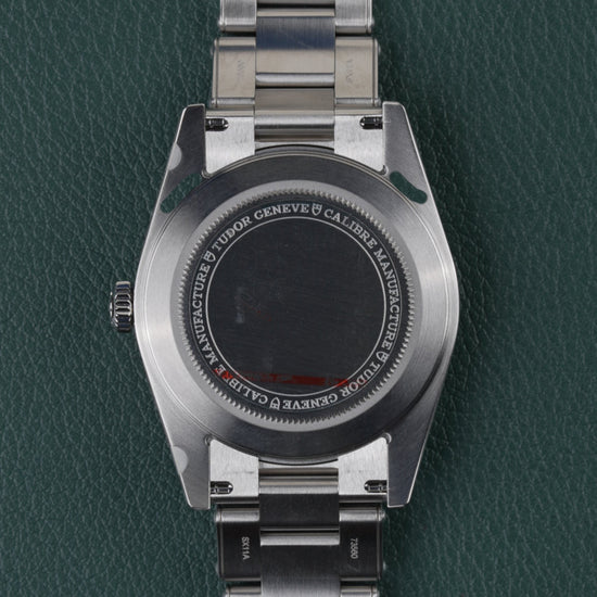 Tudor Black Bay 54 M79000N-0001 - Achterkant van de kast recht van boven met de gesloten stalen caseback