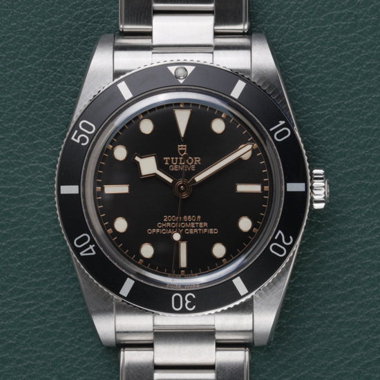 Tudor Black Bay 54 M79000N-0001 - Frontale close-up van de wijzerplaat met de kroon rechts scherp in beeld
