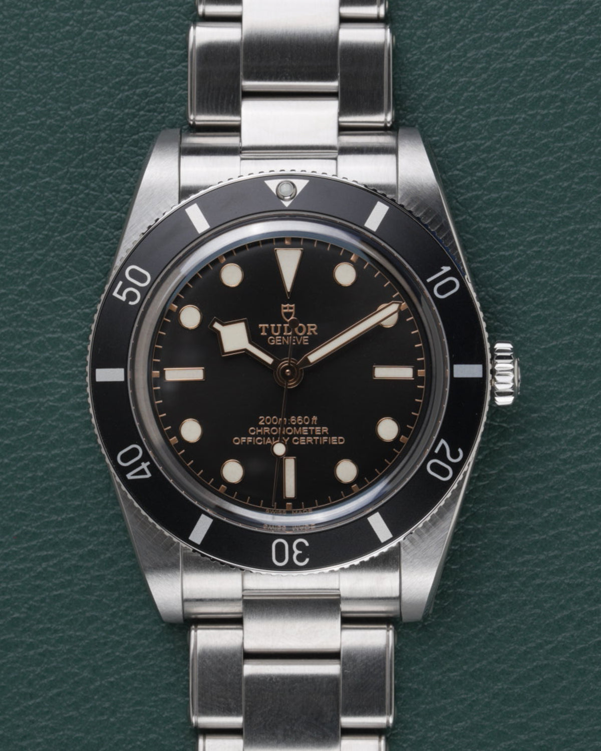 Tudor Black Bay 54 M79000N-0001 - Frontale close-up van de wijzerplaat met de kroon rechts scherp in beeld