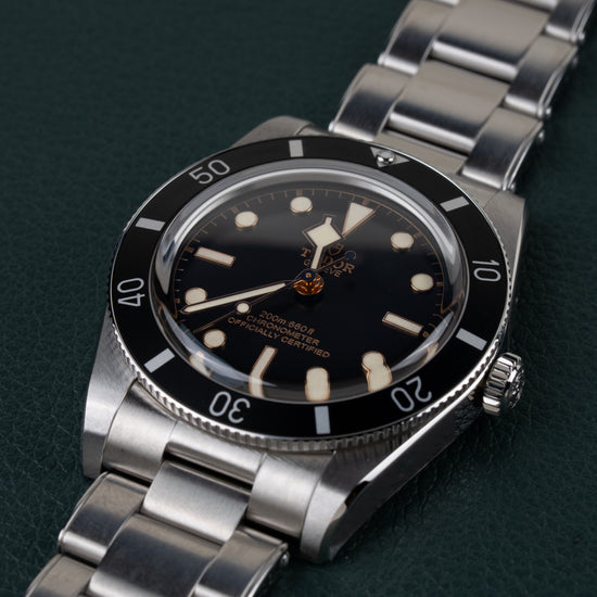 Tudor Black Bay 54 M79000N-0001 - Frontaal aanzicht onder een steile hoek met de kroon rechts en de schakelband schuin naar boven