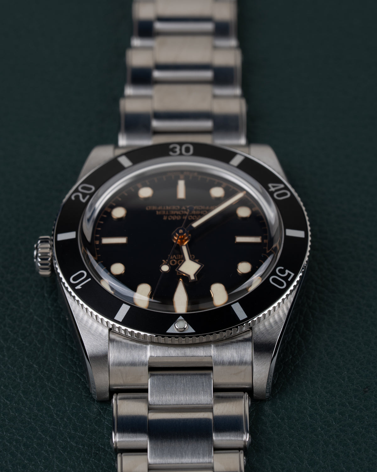 Tudor Black Bay 54 M79000N-0001 - Ondersteboven aanzicht met de kroon links en de schakelband schuin naar beneden