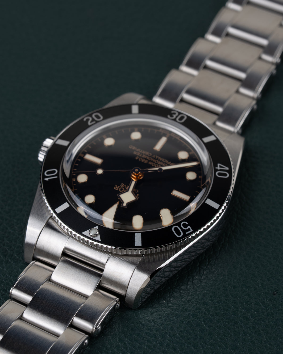 Tudor Black Bay 54 M79000N-0001 - Frontaal aanzicht onder een hoek met de kroon links en de schakelband schuin naar boven rechts