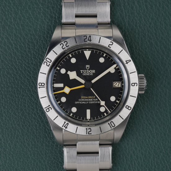 Tudor Black Bay Pro M79470-0001 - Volledig horloge recht van boven met zwarte wijzerplaat, GMT-bezel en stalen schakelband