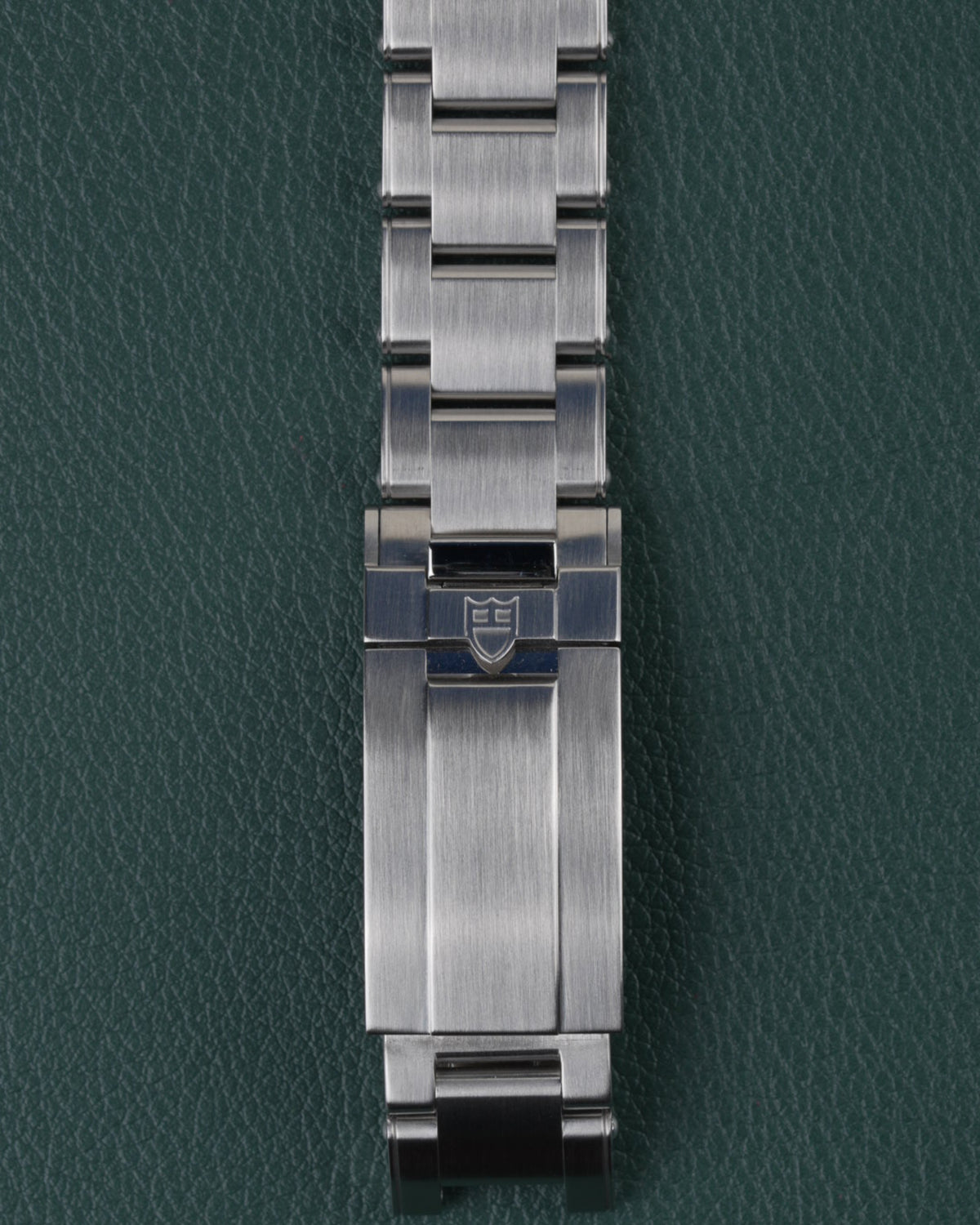 Tudor Black Bay Pro M79470-0001 - Close-up van de vouwsluiting met Tudor-schildlogo op de stalen schakelband