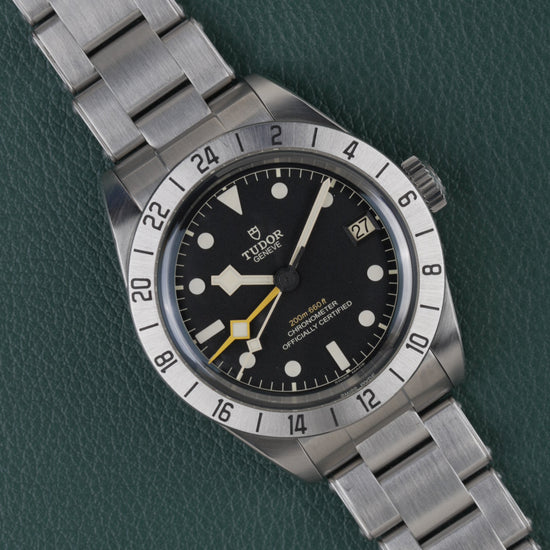 Tudor Black Bay Pro M79470-0001 - Frontaal aanzicht onder een hoek met zwarte wijzerplaat en de kroon rechts