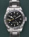 Tudor Black Bay Pro M79470-0001 - Frontale close-up van de wijzerplaat met datumvenster op 3 uur en de kroon rechts