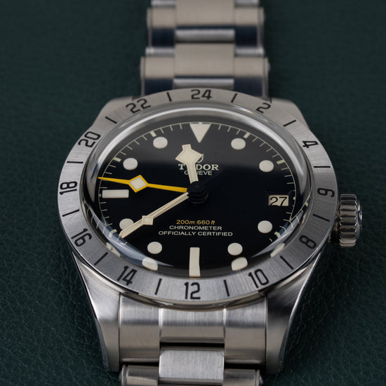 Tudor Black Bay Pro M79470-0001 - Frontale close-up recht van voren met de GMT-wijzer en de kroon rechts