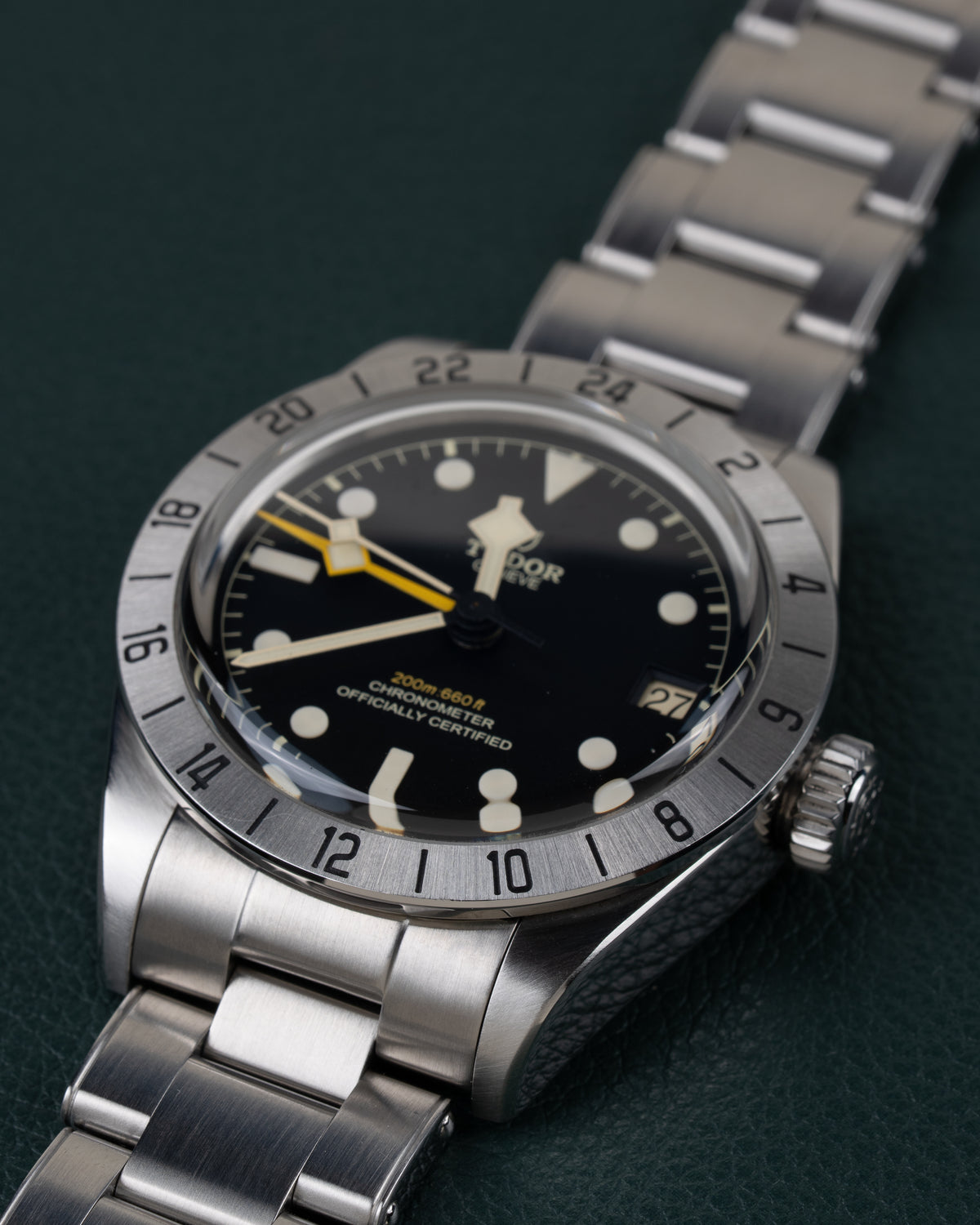 Tudor Black Bay Pro M79470-0001 - Frontaal aanzicht onder een steile hoek met de kroon rechts en de schakelband schuin naar boven