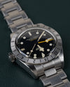 Tudor Black Bay Pro M79470-0001 - Frontaal aanzicht ondersteboven met de kroon aan de linkerzijde