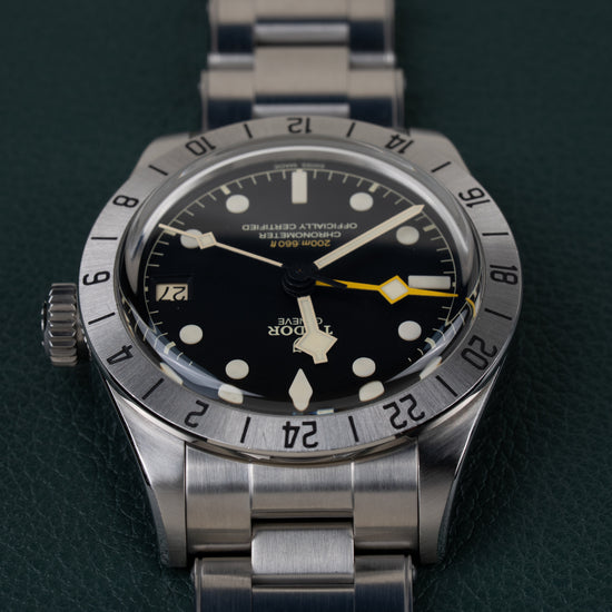 Tudor Black Bay Pro M79470-0001 - Bovenaanzicht ondersteboven met de kroon aan de linkerzijde en datumvenster op 9 uur